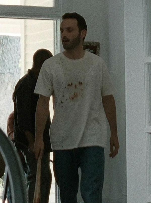 5. Rick ilk bölümde aylağı öldürürken üzerine sıçrayan kan lekesi gülen kuru kafaya benziyor.