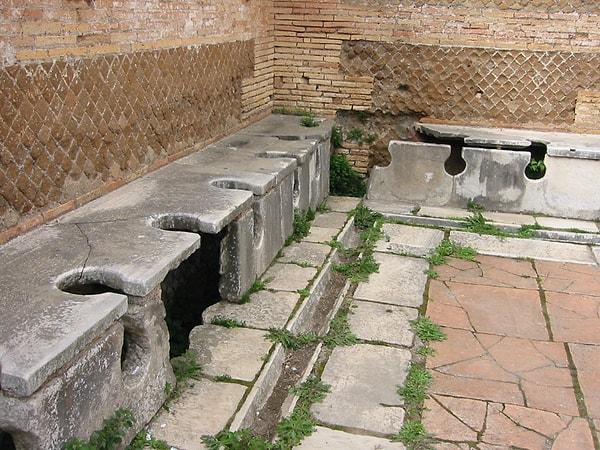 4. Romalı insanlar ortak tuvaletlerde buluşup konuşurlar, sosyalleşirlerdi. Bu tuvaletlerden Roma'da 150 tane vardı