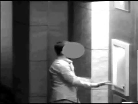 Atm İle Bir Hayli Samimi Olan Adamın Mobese Görüntüleri