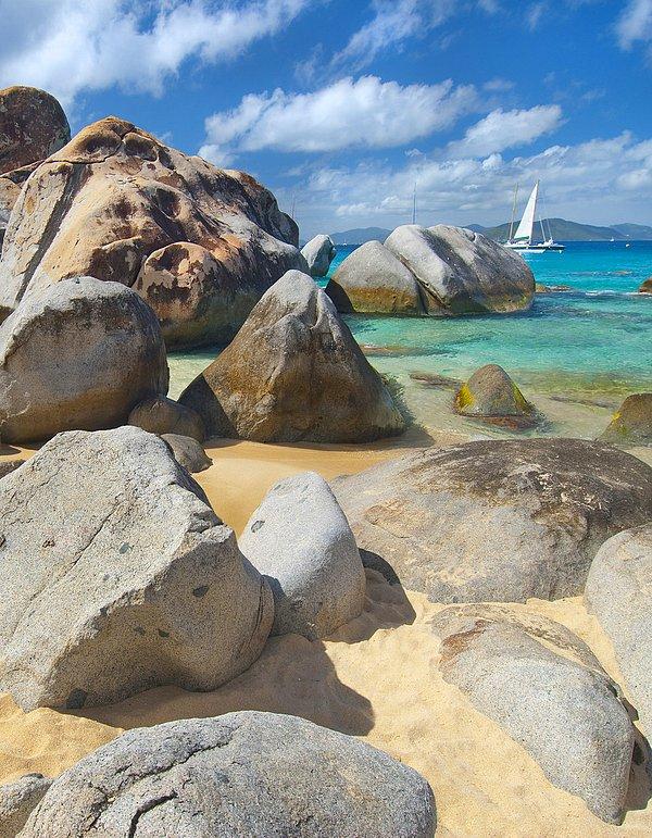 5. İlginç kayalarla kaplı, British Virgin Islands.
