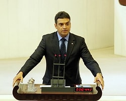 Musul’da IŞİD tarafından kaçırılan Başkonsolosluk personeli ve vatandaşların 19 gündür rehin tutulmasına rağmen hükümet tarafından sonuç alıcı hiçbir girişimde bulunulmaması üzerine konuyu yeniden TBMM gündemine taşıyan CHP, Dışişleri Bakanı Ahmet Davutoğlu’na, “IŞİD ile hükümetiniz arasında danışıklı dövüş mü yapılmaktadır?” diye sordu.