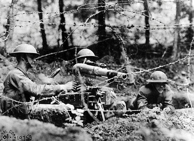 20. Dieffmattch, Alsace, Fransa'da siperlerine Fransız 37 mm makineli tüfek kuran Amerikan askerleri. 26 Haziran 1918
