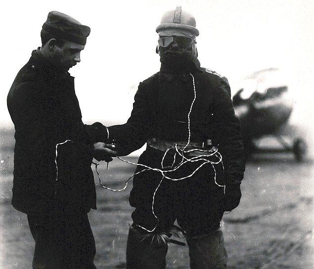 22. Elektrik ısıtmalı maske ve kıyafet kullanan, Alman hava subayı. Uçakların açık kokpitlerinde donmamaları için.