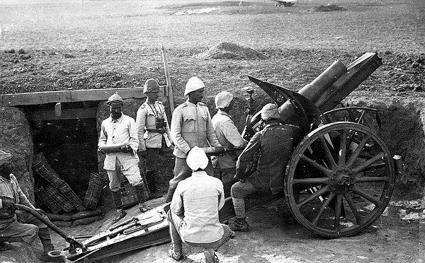 23. Alman 105 mm Hafif howitzer M98/09Topunun başında Türk topçu mangası, Harcira, 1917.
