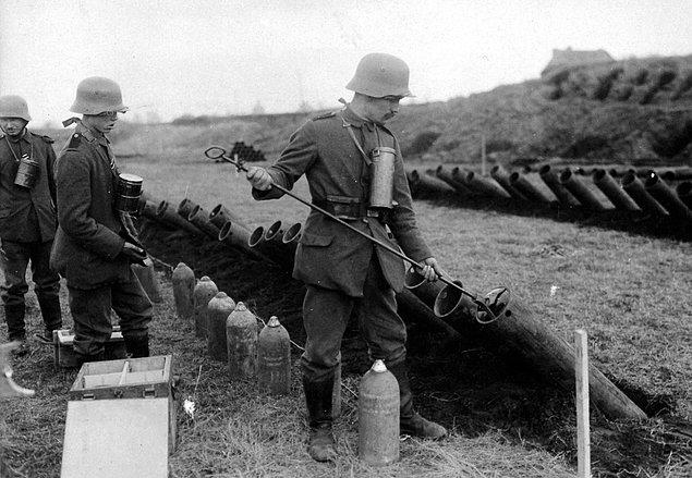 32. Gaz projektörlerini dolduran Alman askerleri.