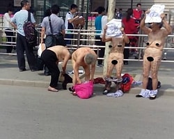 4 Yaşlı Kadın Herkesin Gözü Önünde!..