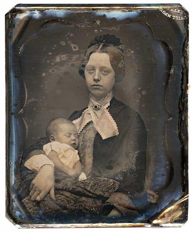 Что делать со старыми фотографиями умерших родственников