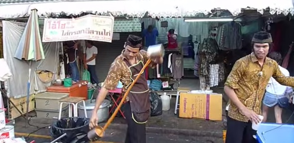 Bangkok'ta Buzlu Çay Hazırlanması