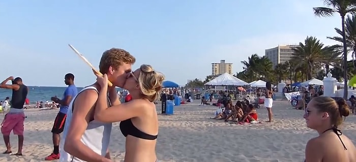 Kartını Seç! Sarıl, Tokatla ya da Öp