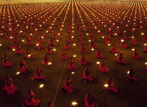 34. 100,000 budist rahip daha iyi bir dünya için dua ederken