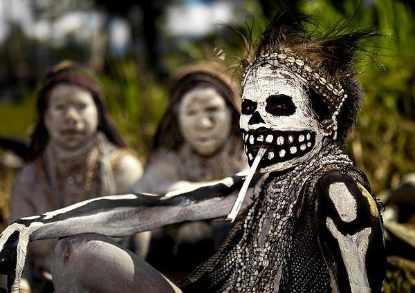 49. Singsing kutlamaları esnasında Paupa Yeni Gine'li kadın
