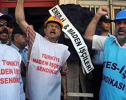 AK Parti Binasına Siyah Çelenk Bırakıp, Ampul Kırdılar!