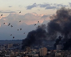 İsrail Uçakları Gazze'yi Vurdu