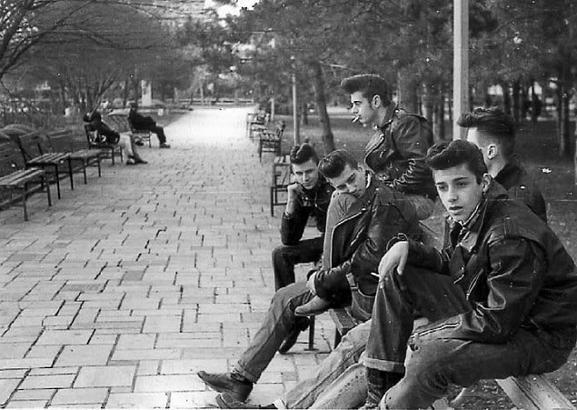 11. New York'ta bir parkta takılan araba tamircileri çetesi (1950)