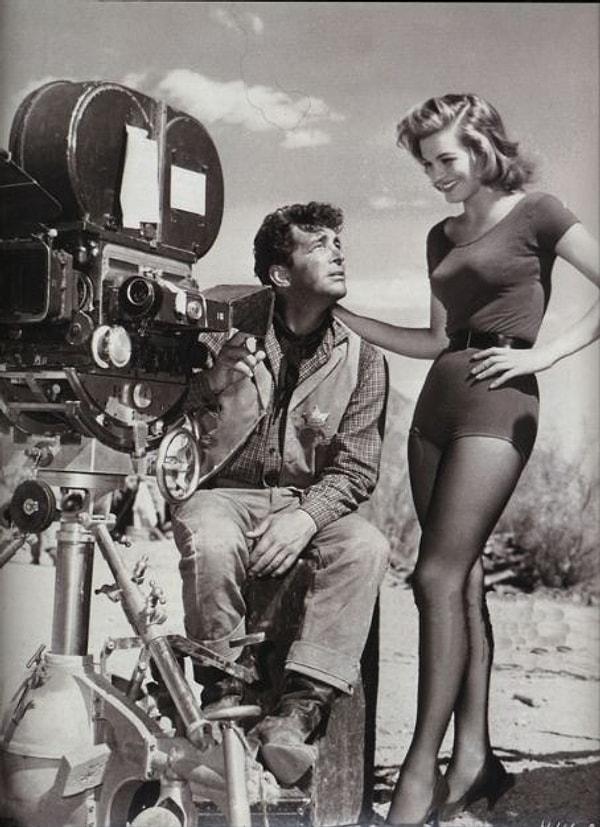 15. "Rio Bravo" setinde bulunan Dean Martin ve Angie Dickinson (1959)
