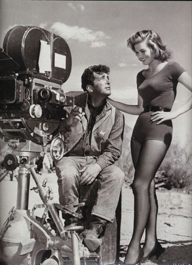 15. "Rio Bravo" setinde bulunan Dean Martin ve Angie Dickinson (1959)