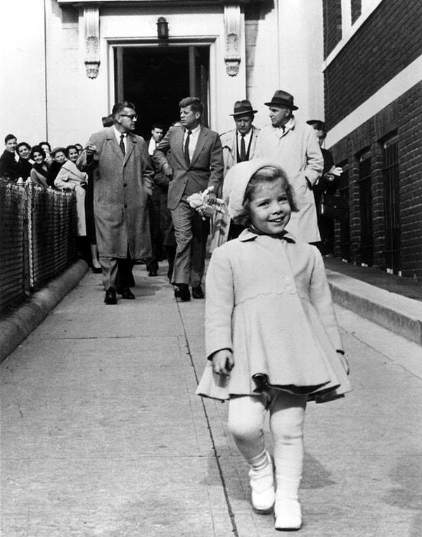 18. Dünyanın en güçlü adamı olan babası bebeğini taşırken önde yürüyen Caroline Kennedy (1960)
