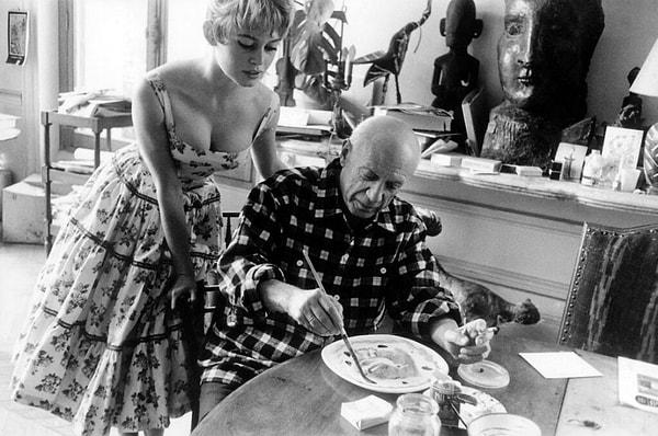 29. Kannas'taki stüdyosunda Pablo Picasso'yu ziyaret eden Brigitte Bardot (1956)