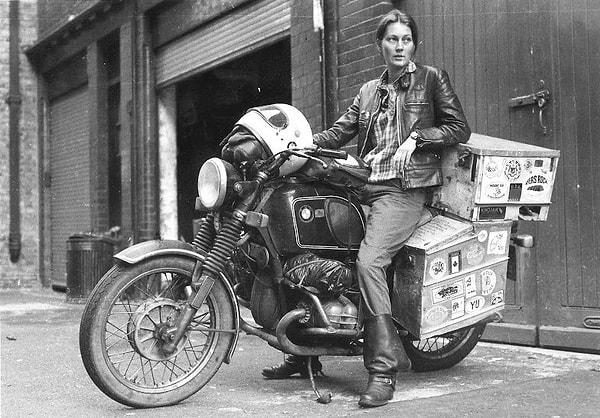 36. Dünyanın etrafını motosikletle dolaşan ilk İngiliz kadın olduktan sonra Elspeth Beard. Yolculuk 3 yıl sürdü ve bu süre zarfında 77250 km yol aldı