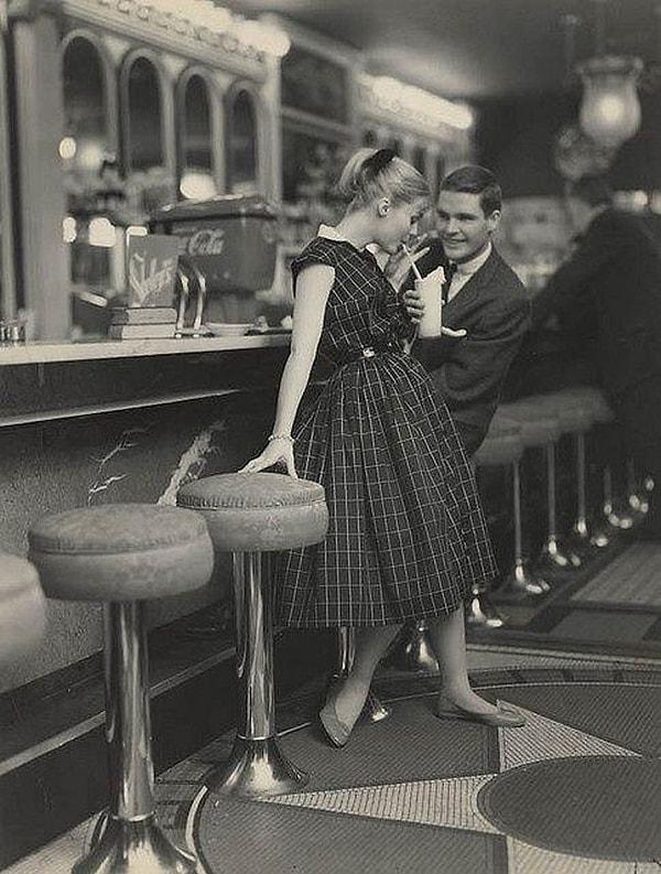37. 1950'lerde nasıl randevulaşıldığını gösteren bir kare