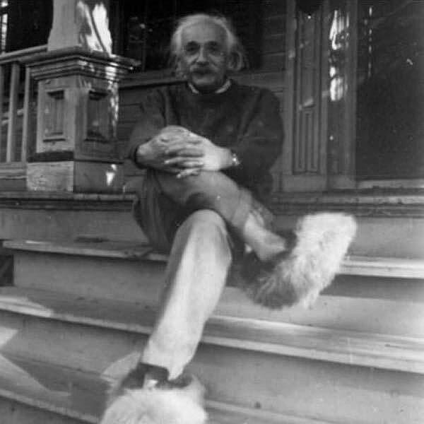 34. Einstein ve pofuduk ayakkabıları