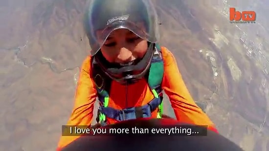 Havada Edilen Evlenme Teklifinde Yüzüğü Düşürmek