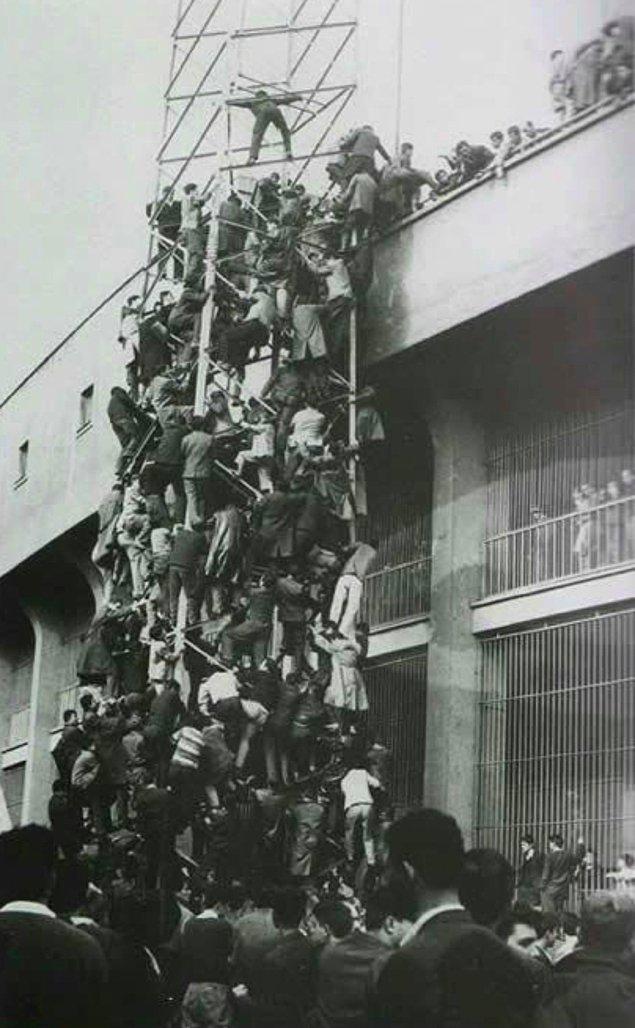 4. Aydınlatma direğinden stada girmeye çalışan Beşiktaş taraflarları, 1960