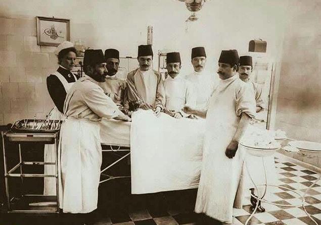 6. Hamidiye Etfal Hastanesi doktorları ameliyatta, 1900