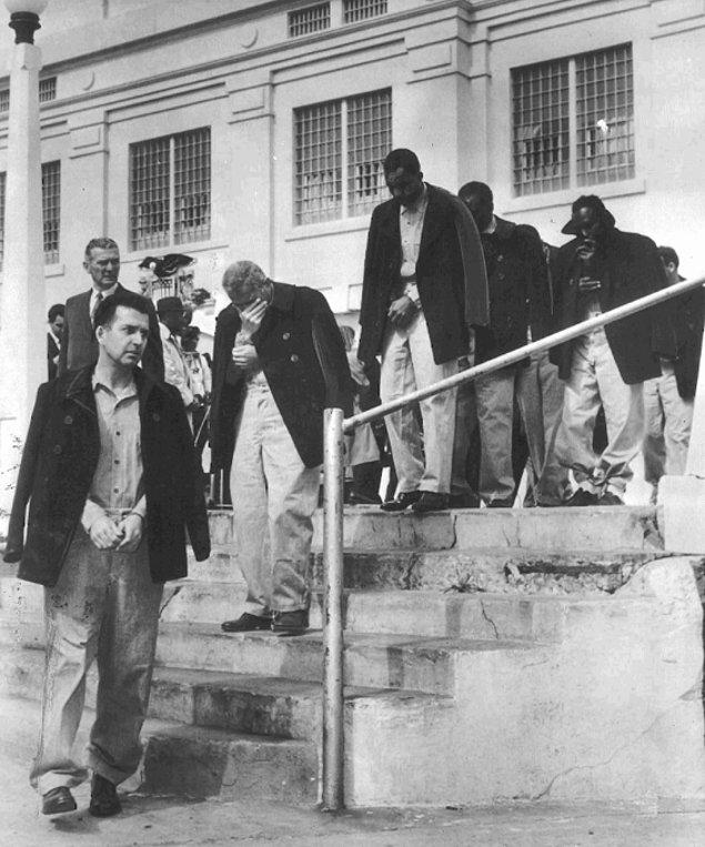 16. Hapishane olarak kullanılan Alcatraz Adası'nın kapanması ardından, son 27 mahkum tahliye edilirken, 21 Mart 1963
