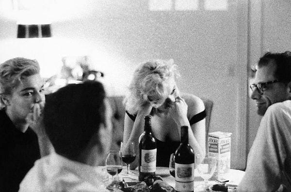 17. Simone Signoret, Yves Montand, Marilyn Monroe ve Arthur Miller, Let's Make Love filminin çekimleri arasında, 1960