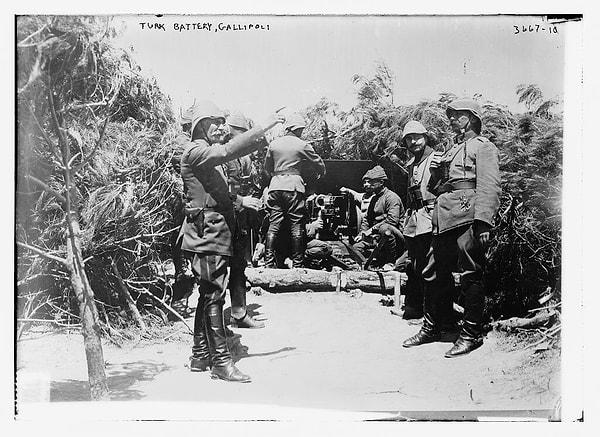 31. 3. Kolordu ve Arıburnu Kuzey Grubunun Komutanı Esat Paşa, topçulara emir verirken, 1915
