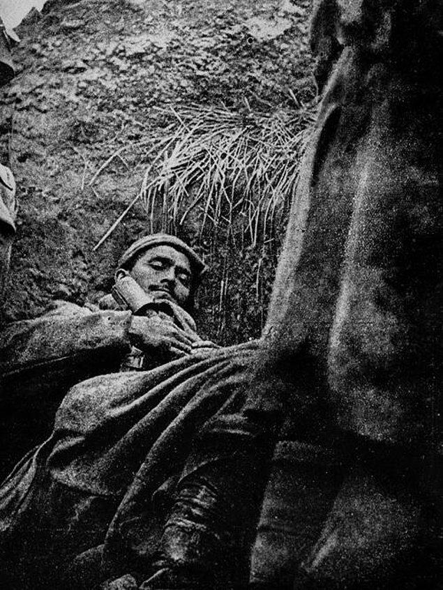 37. I. Dünya savaşı esnasında siperde bir Türk askeri
