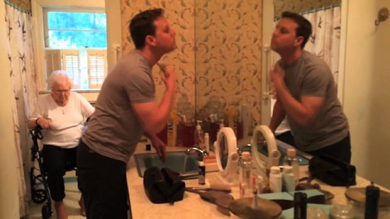 Anneannesinin 100. Doğum Gününde Yıllardır Uzattığı Sakallarını Kesen Adam