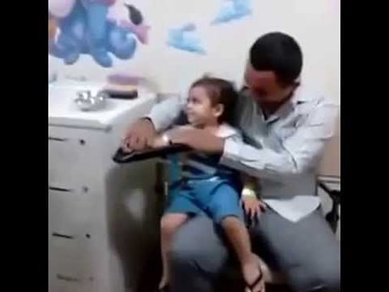 İğne Olurken Kahkaha Atan Çocuk