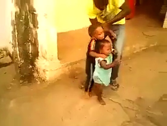 Dünyanın En İyi 'Yaşı Küçük, Yüreği Büyük' Abisi