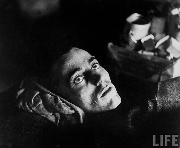 12. Yorgunluk; Müttefik kuvvetler tarafından Alman esir kampından kurtarılan bir Amerikan askeri.