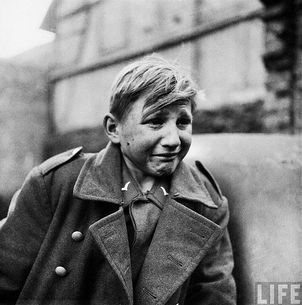13. Korku; Müttefik Kuvvetler tarafından esir alınan 15 yaşındaki Alman askeri Hans-Georg Henke ( 3 Nisan 1945 )