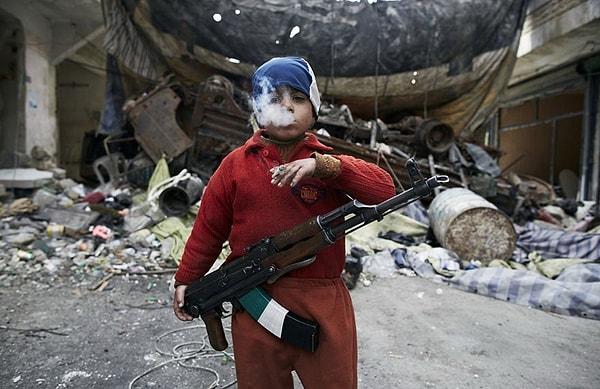 18. Kaybolan Masumiyet; 8 yaşındaki Suriyeli bir direnişçi artık hiç de çocuk gibi görünmüyor.