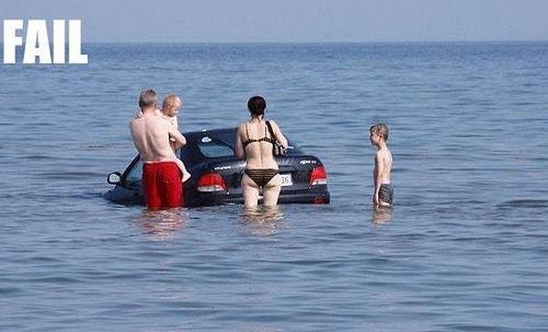 9. Denize arabayla birlikte giren aile