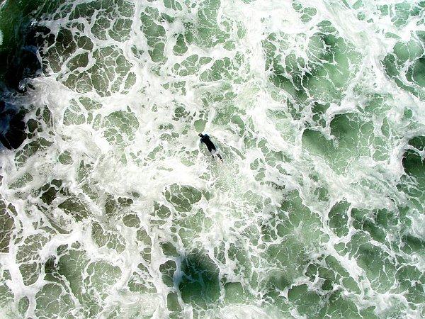 14. Atlantik Okyanusu'nda dalgalara meydan okuyan bir sörfçü.