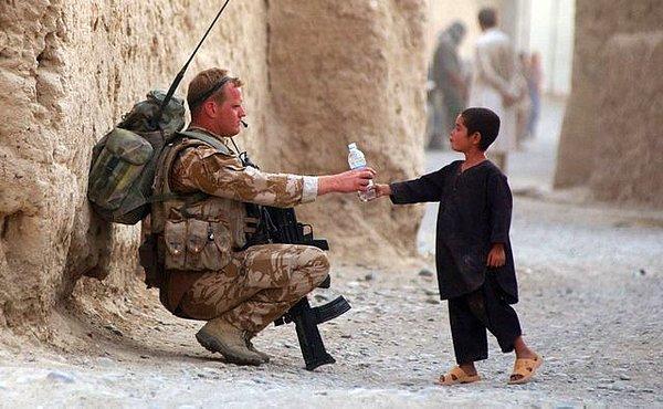 19. Kendisine su veren Afgan çocuğun teklifini geri çevirmeyen Amerikan Hava Kuvvetleri mensubu asker
