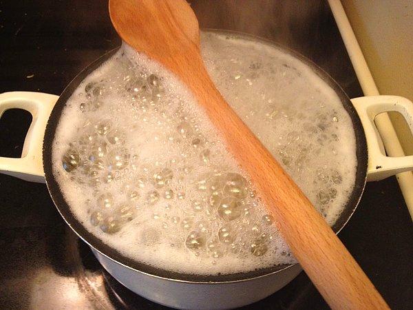 12. Makarna pişirmenin en zor yanı suyun taşması mı? Tahta kaşık taşmasına engel olur!