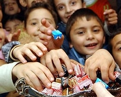 Şeker Toplamaya Gelen Çocuklara Verilen ;