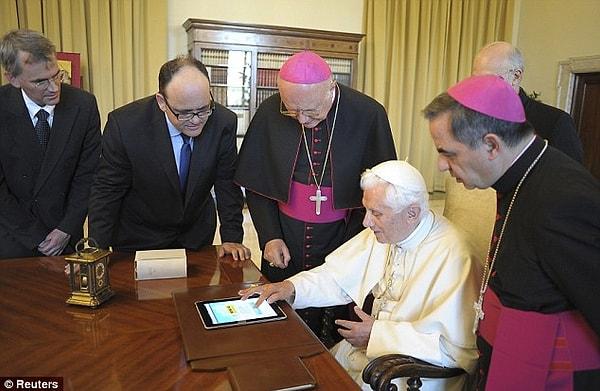 5. Papa, resmi Twitter hesabından 9 dilde Tweet atmaktadır ve İspanyolca hesabı en yüksek takipçi sayısına sahiptir.