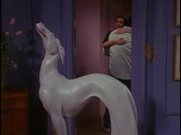 21. Gerçekte Joey’nin beyaz köpek heykeli Jennifer Aniston’a aitmiş. Bir arkadaşı tarafından iyi şans hediyesi olarak verilmiş. İşe yaradığına şüphe yok