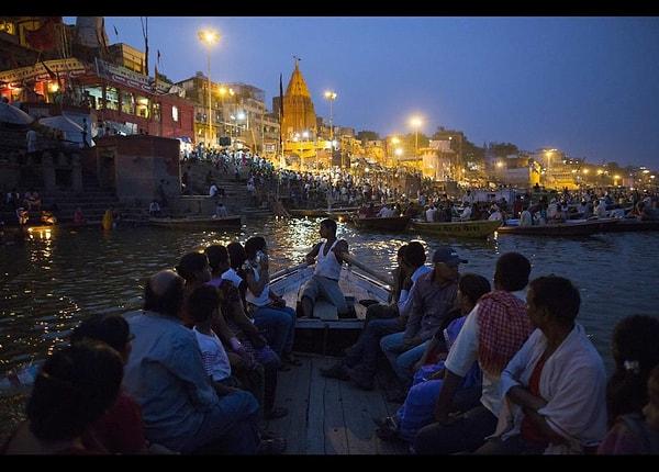 15. Ganj Nehri üzerinden Varansi'ye ulaşmaya çalışan yüzlerce Hindu.