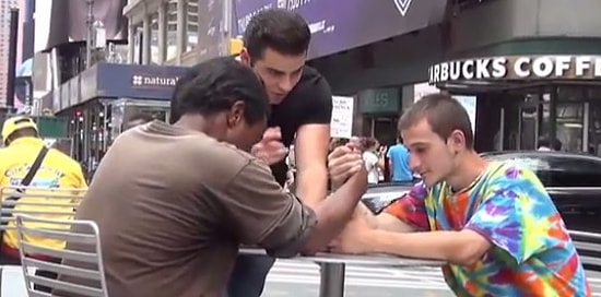 Yardıma Muhtaç Evsizden Yardımseverlik Dersi | Sosyal Deney İçerir