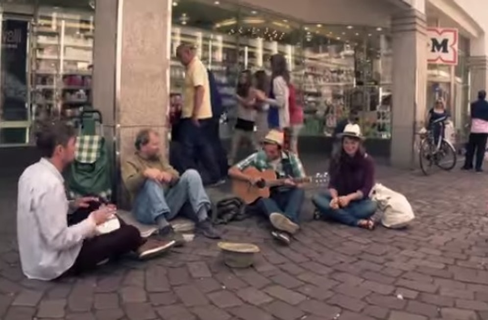 3 Alman Gencin Evsiz Adama Yaptığı Sürpriz