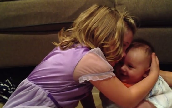 Kardeşinin Hep Bebek Kalmayacağını Öğrenince Çöküş Yaşayan Sevimli Küçük Kız