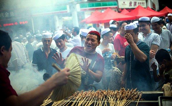Şangay sokaklarında müslüman Çinliler